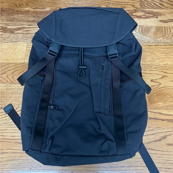 lululemon black backpack Clip A Carabiner Or Your Favourite Accessories To The Webbing Loop. New Crew Backpack 22L *Updated